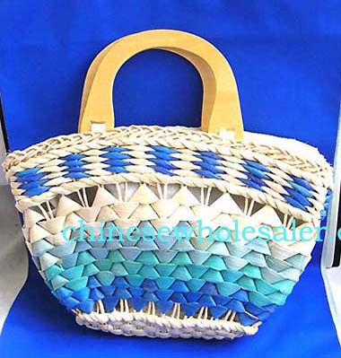 China manufactured purse designer handbag fashions distributed wholesale. Multi blue straw hand bag with wooden handle, zipper closure and inner pocket design    


   