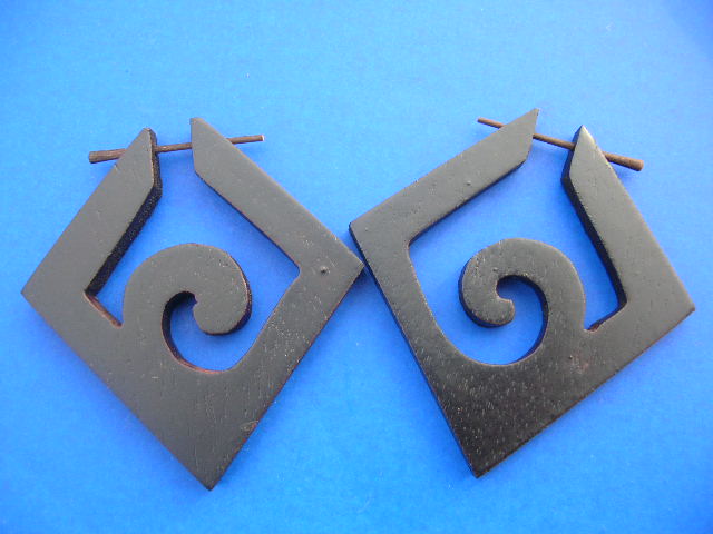 Wholesale accessory boutique - Diamond designed organic wood earrings with spiral in center