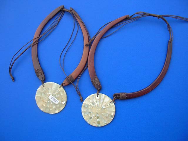 Indonesian wholesale accessories - Beautiful seashell pendant on solid choker style necklace band