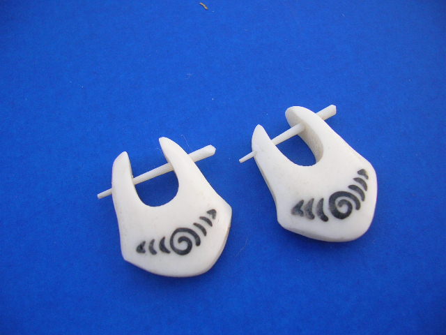 Hot body jewelry warehouse - Balinese bone earrings in rounded arrow shape with black art work
