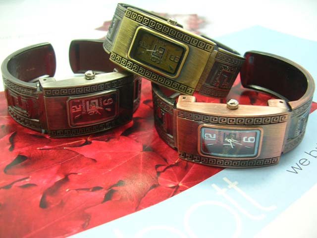 International jewelers wholesale - Tinted fashion bangle bracelet watch with G design and rectangular clock face