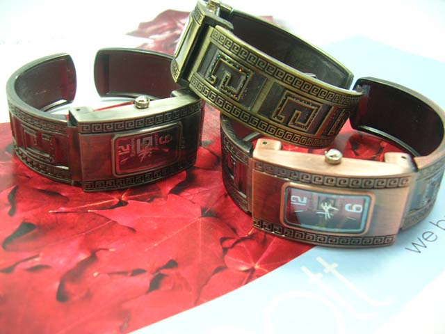 International jewelers wholesale - Tinted fashion bangle bracelet watch with G design and rectangular clock face